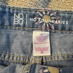 No Boundaries Women's High Rise Destructed Daisy Floral Denim Shorts Size 15 thumbnail 7