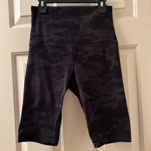 Lululemon Align Super High Rise 10” Short Size 6 Incognito Camo Multi Grey thumbnail 1