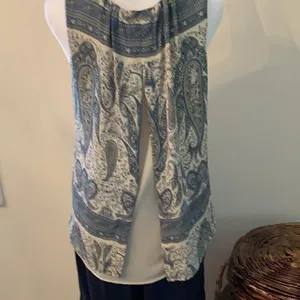 Rose & Olive size small blue white and grey paisley print top EUC thumbnail 6
