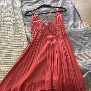 Pink flowy dress with lace detailing thumbnail 2