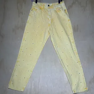 Yellow Pearl-Studded Denim‎ Jeans – Women’s Size L. NWT thumbnail 1