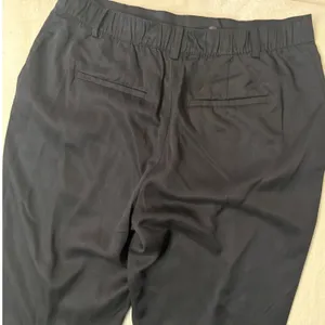 Loft Pleated Ankle Pants Womens 14 Black Elastic Back Tapered Academia Office thumbnail 4