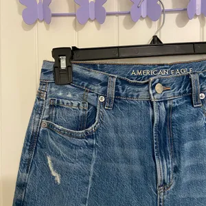 EUC American Eagle women’s medium‎ wash distressed hem short jeans size 4 thumbnail 2