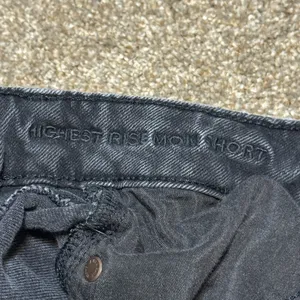 American Eagle Sz 2 cutoff highest rise mom jeans short.‎ thumbnail 3