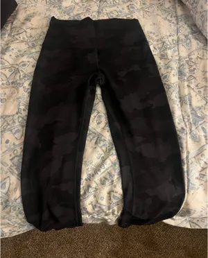 Lululemon Black Camo High-Rise Leggings Size 6 🖤 thumbnail 1