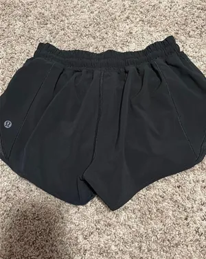 Low-Rise Lululemon 2.5" Shorts Hotty Hot thumbnail 2