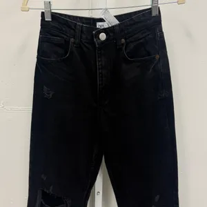 Zara Women's High Rise Straight Leg Distressed Jeans‎ Raw Hem Sz 4 6688/027/800 thumbnail 4