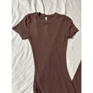 REORIA Brown Ribbed Bodycon Maxi Dress XS Short Sleeve Stretch Minimalist thumbnail 2