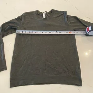 Lululemon Gray Long Sleeve Workout Top Shirt Size‎ 6 thumbnail 5