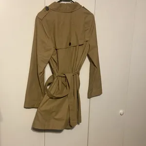 Old Navy Women’s Size Medium Tan Color Trench Coat thumbnail 7