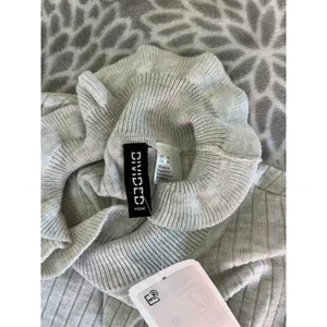 H&M Grey‎ Ribbed Mock Neck Sweater Medium Long Sleeve Ruffle Girlhood Office Neutral thumbnail 2