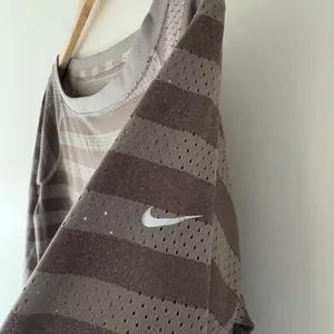 Nike‎ Dri-Fit Long Sleeve Mesh Striped Gray Top thumbnail 4