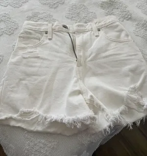 Levi’s High-Waisted Mom Shorts thumbnail 1