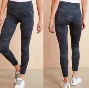 NWT Spanx Look at Me Now Leggings in Black‎ Camo Sz Small thumbnail 3