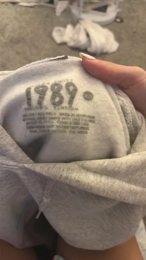 Taylor Swift 1989 Sweatshirt thumbnail 3