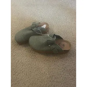 Size 7 buckle clogs comfy rocket dog Green thumbnail 2