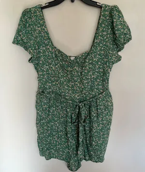 American‎ Eagle Green Floral Romper Smocked Back Tie Waist Short Sleeve Medium thumbnail 1
