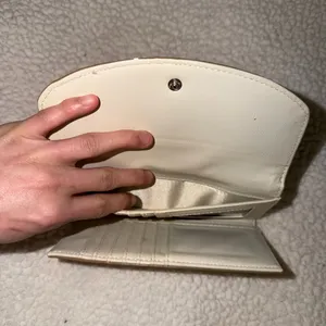 guess wallet thumbnail 4