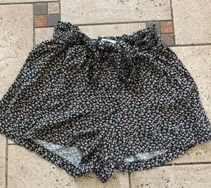 Like new Hollister Shorts with side pockets size L thumbnail 1