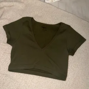 garage crop top thumbnail 3