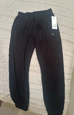 Alo Yoga Sweatpants thumbnail 1