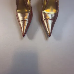J. Renee Bolero Pumps 7.5 Womens Gold Red Metallic Snakeskin Pointed Toe Heels thumbnail 3