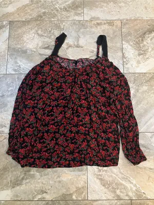 Torrid red rose floral print long sleeve cold shoulder top crinkle gauze thumbnail 3