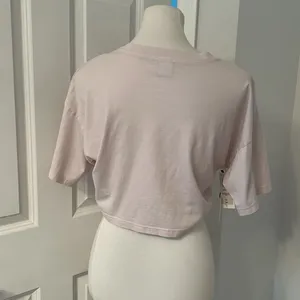Cute Brand new with Tags Aritzia TNA Light Pink Super Cropped Tee thumbnail 4