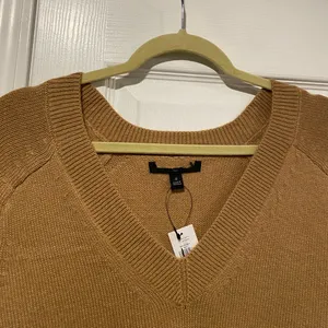 NWT Banana Republic Size S Tan Camel V Neck Long Sleeve Soft Pullover Sweater thumbnail 2