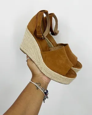Universal Threads Tan Boho Wedge Sandals Women's Size 8.5 thumbnail 1