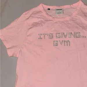 New Gymshark ITS GIVING GYM BABY T-SHIRT Pink Women’s Size Large thumbnail 9