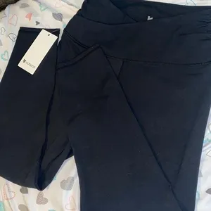 NWT Leggings Size M thumbnail 1