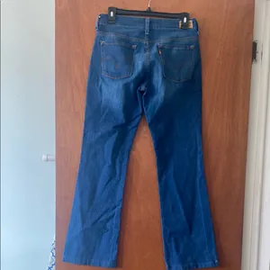 Levi, Size 4 Medium Blue Flare Wide Leg Jeans with Classic Denim Look thumbnail 2