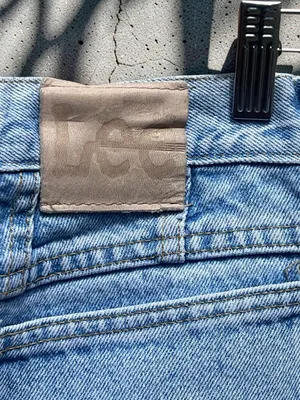 Vintage Lee Women’s High-Rise Mom Jeans Light Wash Tapered Leg 27x32 thumbnail 13