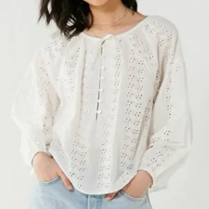 Urban Outfitters White Eyelet Button-Back Blouse Size‎ XS thumbnail 1