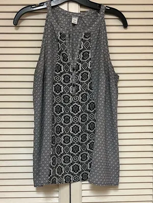 Old Navy Black and White Ikat Pattern Sleeveless Blouse - Size Medium - EUC thumbnail 1