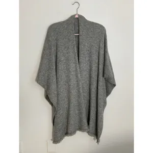 Beryll Cashmere Serape | Light Gray Oversized Blanket Scarf With‎ Stretch Size M thumbnail 4