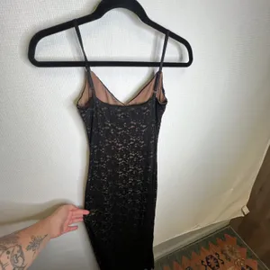 Tiger Mist Black Floral Lace V-Neck Maxi Dress Spaghetti Straps XS thumbnail 2
