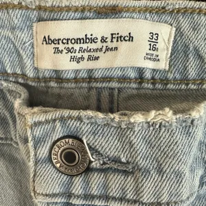 NEW Abercrombie & Fitch 90s Relaxed High Rise Jeans 33/16R Distressed Light Wash thumbnail 5