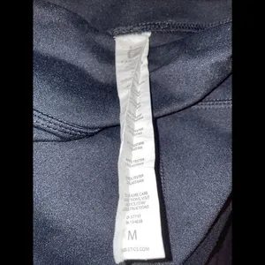 Fabletics black‎ capri leggings Medium thumbnail 4