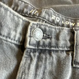 NWOT Gap Low Stride Relax Fit Jeans Black Wash Sz-8 thumbnail 5