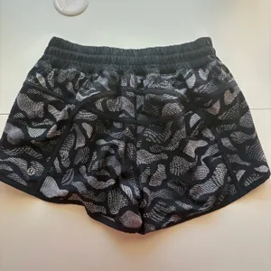 Lululemon‎ Tracker Short V Women Size 6 Black White Abstract Print Running thumbnail 3