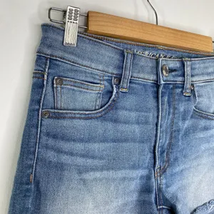 American Eagle Hi-Rise Light Wash Blue Denim‎ Raw Hem Shorts Women's Size 6 thumbnail 4
