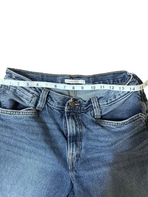 Levi’s Super trendy 94 Baggy Wide Leg jeans in a classic medium wash. High rise with a relaxed 90s-inspired fit and wide leg silhouette. thumbnail 4