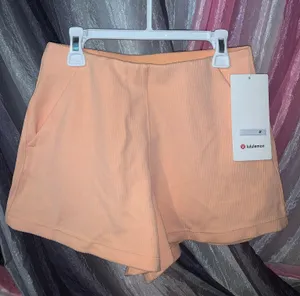 Lululemon NWTs Ribbed Softstreme HR shorts size 4 thumbnail 1
