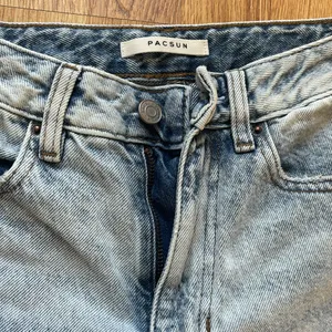 Pacsun 90s Boyfriend Distressed Light Wash Jeans thumbnail 5