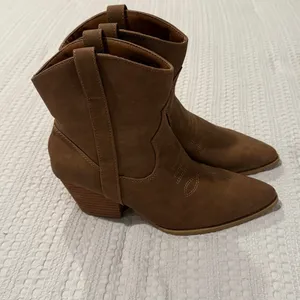 Rachel Zoe Rocky Western Ankle Booties Faux Leather Brown Pointed Toe thumbnail 2