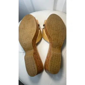 Jimmy Choo Wedge Sandals Slide 7 Tan Patent Leather Cork Heel‎ Logo Toe Plate thumbnail 9