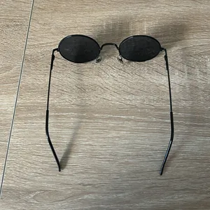 Black round sunglasses thumbnail 5