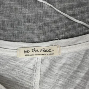 We The Free Shirt Womens Small White V-Neck Long Sleeve Lightweight Relaxed thumbnail 4